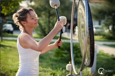 Elena Bianchini suona il gong con i battenti